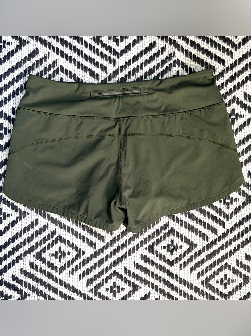 Vuori Shorts Womens M Olive Green Running Trail Gym Shorts Lined Zip Pocket - Picture 2 of 8